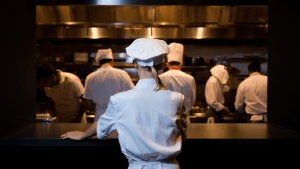 Hôtellerie-restauration : pourquoi les postes restent vacants malgré les candidats